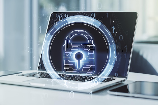 Bosquejo de bloqueo creativo con holograma de chip en la protección de fondo de computadora portátil moderna del concepto de datos personales Multiexposición