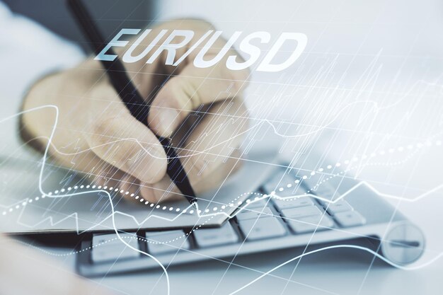 Bosquejo creativo del gráfico de divisas EURO USD y escritura a mano en el bloc de notas en el fondo con la estrategia de la computadora portátil y el concepto de pronóstico Multiexposición