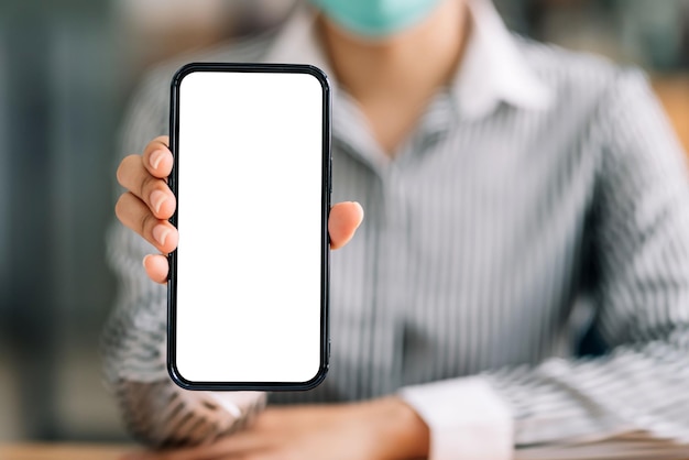 Bosquejo. Mujer que sostiene el teléfono que muestra la pantalla en blanco en blanco.