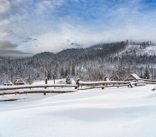 Bosques de colinas e campos agrícolas em uma remota aldeia alpina nas montanhas