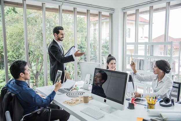 Boss lädt Frauen ein, ihre Meinung im Besprechungsraum oder modernen Büro zu äußern