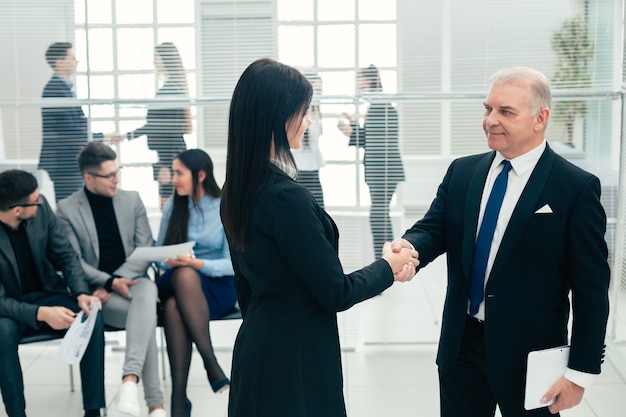 Boss und der Assistent besprechen ein Geschäftsdokument. Büroarbeitstage