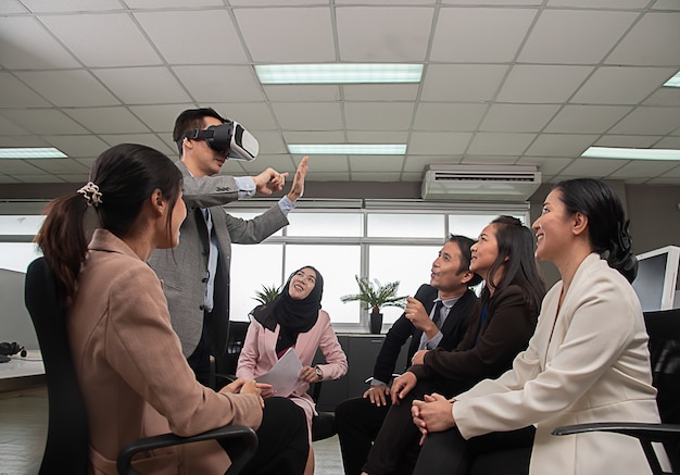 Boss verwendet VR oder Innovation im modernen Büro.