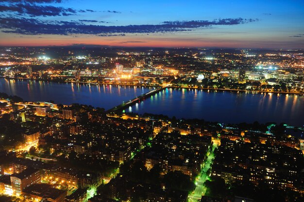 Boston Charles River Antenne in der Abenddämmerung