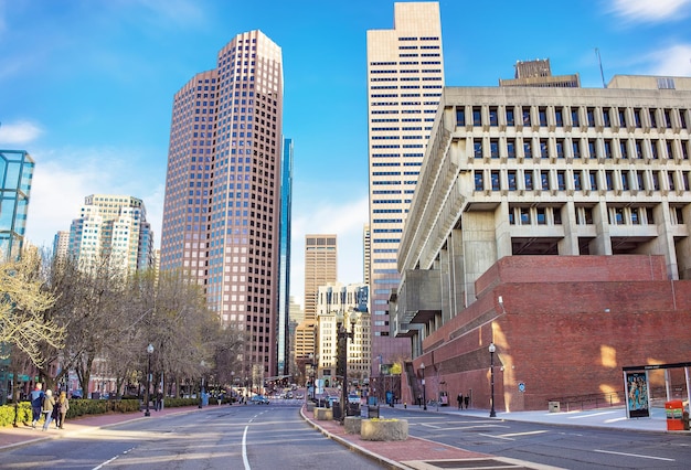 Boston, Estados Unidos - 29 de abril de 2015: Skyline con rascacielos en Congress Street y City Hall, centro de Boston, MA, Estados Unidos. gente en el fondo