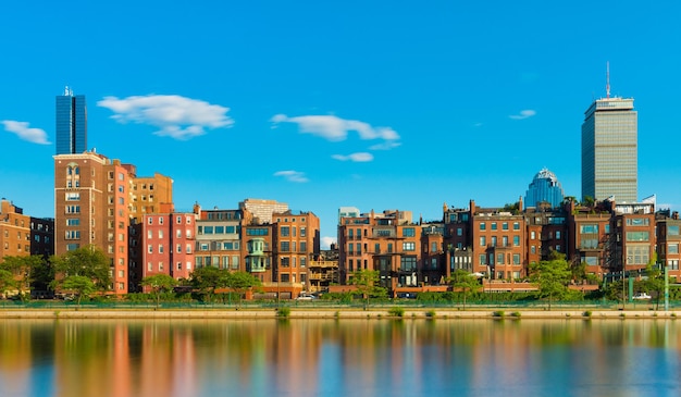 Boston, Estados Unidos: antiguas casas históricas y edificios rascacielos reflejados en el agua del río Charles, distrito de Boston Back Bay