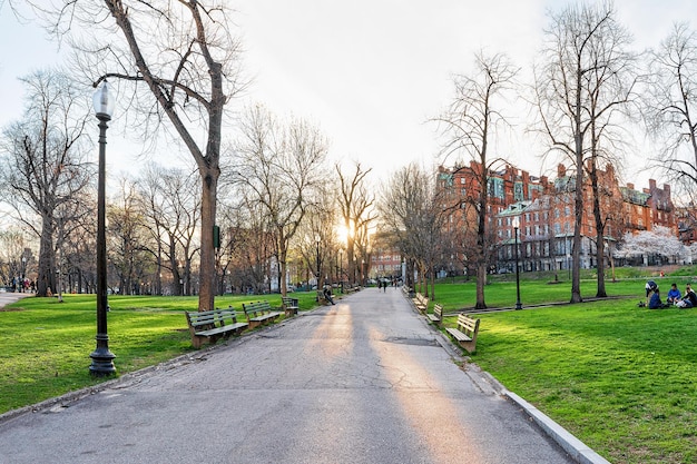 Boston, EUA - 29 de abril de 2015: Parque público comum de Boston e pessoas no centro de Boston em MA, Estados Unidos.