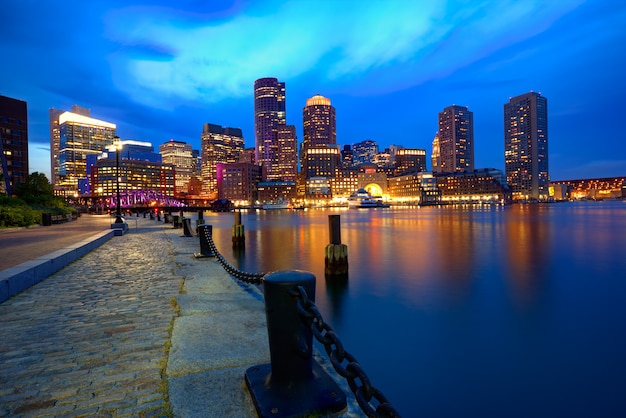 Boston-Sonnenuntergangskyline am Fan Pier Massachusetts