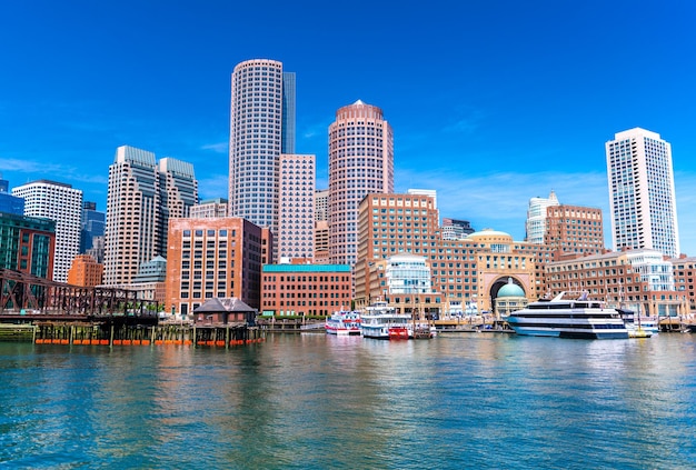 Bostoner Stadtbild spiegelt sich in Wasser, Wolkenkratzern und Bürogebäuden in der Innenstadt, Blick vom Hafen von Boston, Massachusetts, USA