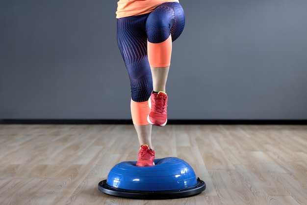 Foto bosu ball balance training balltraining. junge frau, die bosu-ballübungen macht