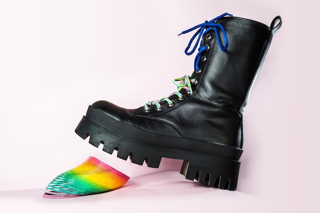 Bota de tornozelo preta adolescente punk para adolescentes esmaga brinquedos de plástico elástico com cores do arco-íris