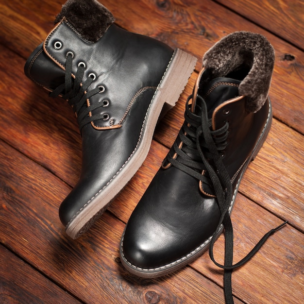 Bota de invierno de piel negra para hombre. Calzado de calidad