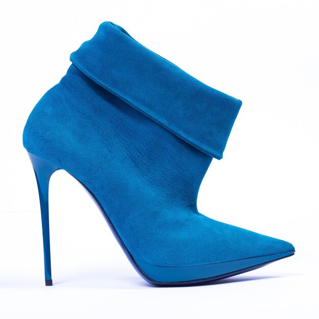 Bota de mujer azul sobre un fondo blanco.