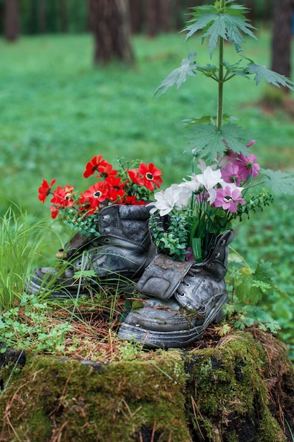 Bota turística com flores na floresta.