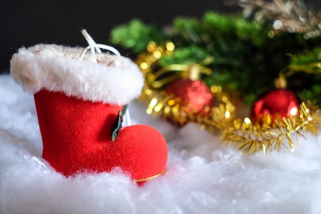 Bota vermelha Natal ou sapato de Papai Noel na mesa de madeira rústica