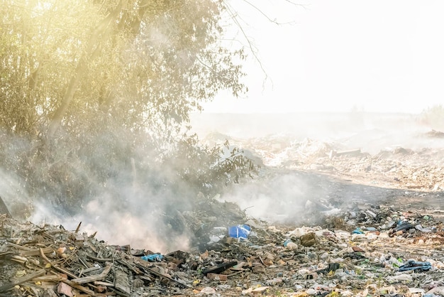 Foto botadero de basura con humo