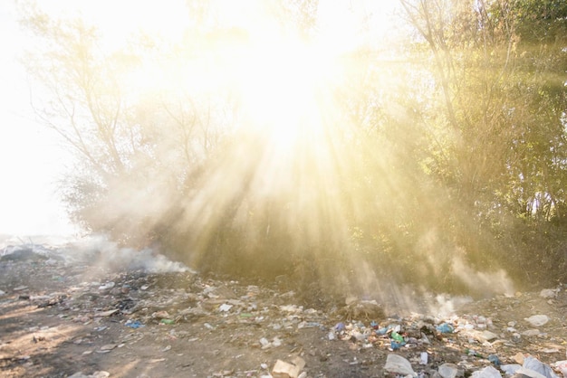 Botadero de basura con humo