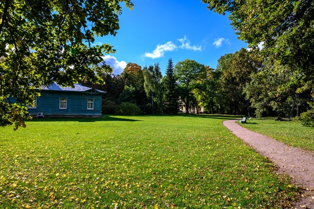 Botanischer Park im Frühherbst Sonniger Herbsttag