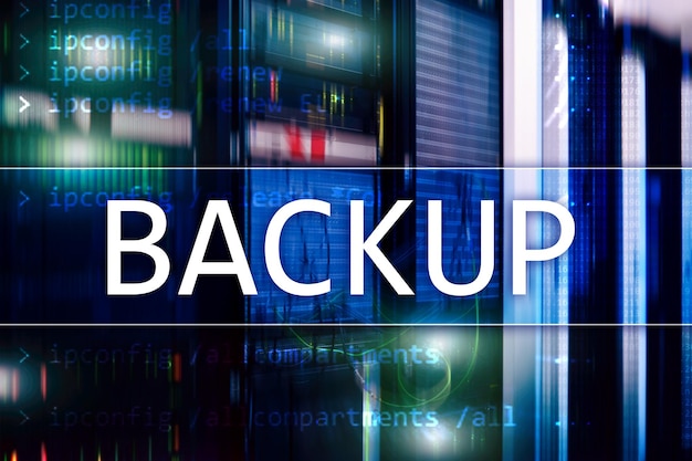 Botão de backup no fundo da sala do servidor moderno Prevenção contra perda de dados Recuperação do sistema