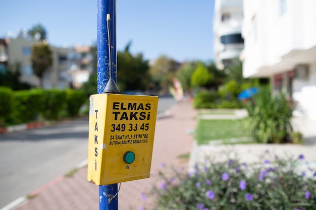 Botão de chamada de táxi na rua fora da Turquia