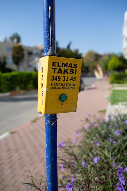 Botão de chamada de táxi na rua fora da Turquia