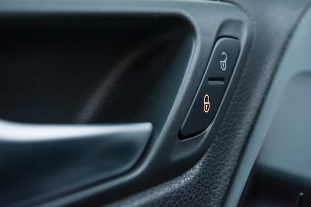 Botão de fechadura da porta do carro close-up. Ícone de botão de bloqueio de porta de carro. Proteção infantil.