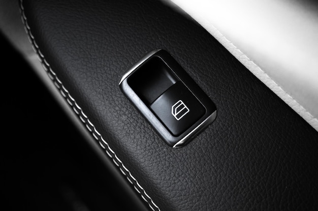 Botão de janela dentro do carro de luxo com interior de couro Sistema de controle automático de energia closeup vista foto