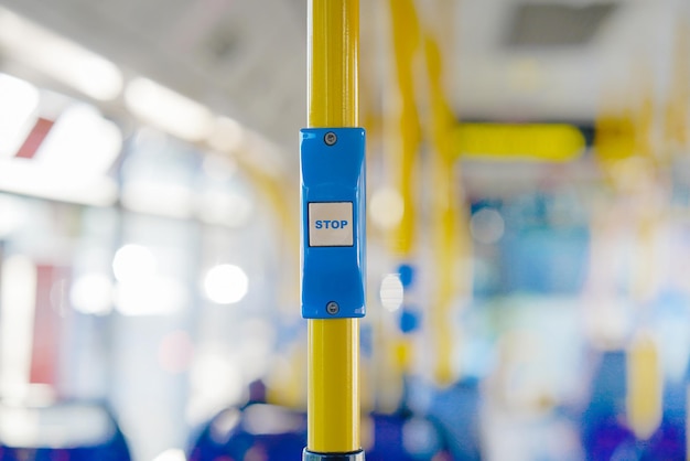 Botão de parada amarelo para ônibus