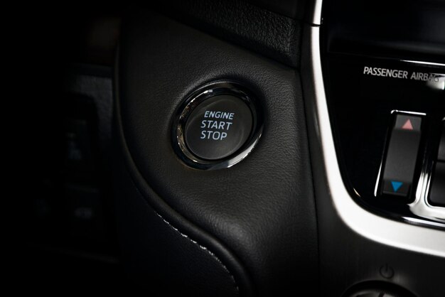 Botão de parada do motor no interior de um carro de luxo moderno