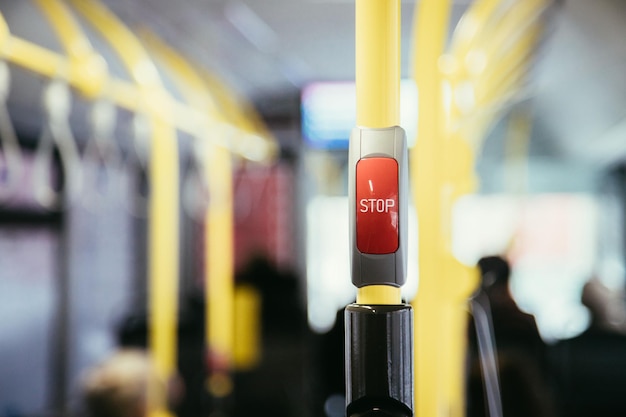Botão de parada vermelho em um ônibus de transporte público pendulares