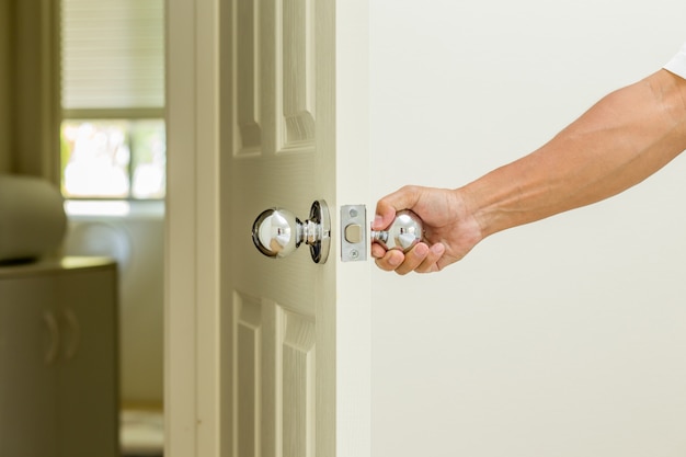 Botão de porta aberta de mão de homem