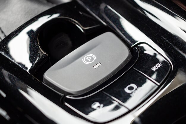 Botão do freio de mão eletrônico em carro moderno de luxo