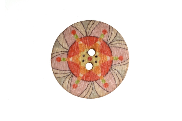 Botão vintage de madeira e colorido isolado no fundo branco