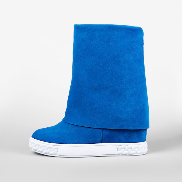 Botas azules femeninas sobre blanco