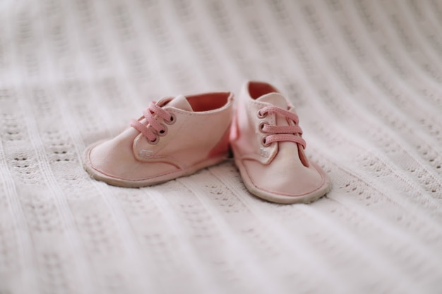 Botas de bebé rosa aisladas con espacio de copia