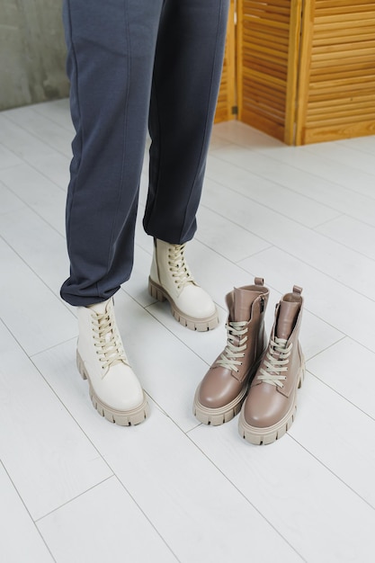 Botas bege nos pés das mulheres Sapatos femininos de couro bege inverno Coleção de sapatos quentes para mulheres