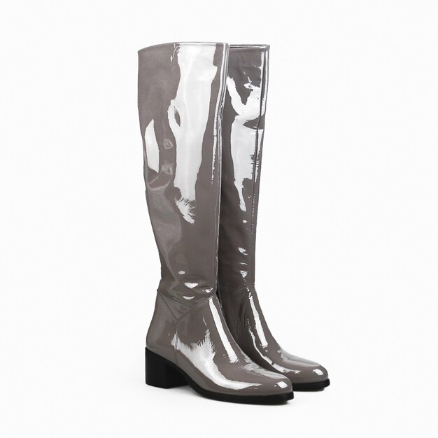 Botas cinza femininas sobre branco