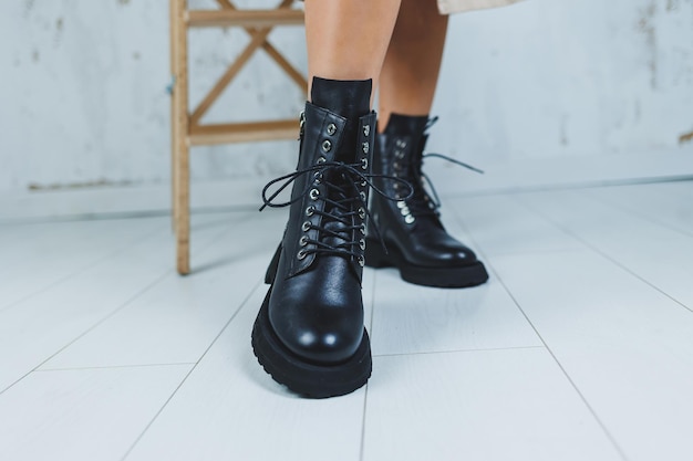 Foto botas con cordones de cuero de moda en los pies femeninos primer plano de moda nueva colección de zapatos de mujer de otoño de cuero