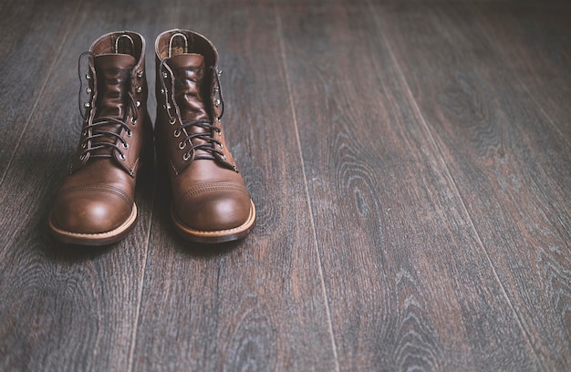 Botas de cuero con estilo vintage para hombres en un piso de madera