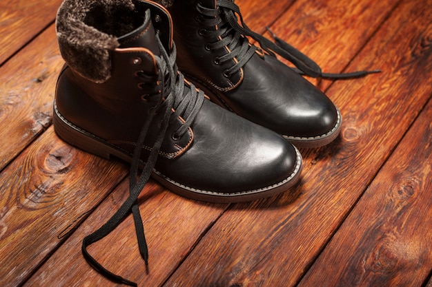 Botas de cuero para hombre con cordones. Estilo clásico de invierno