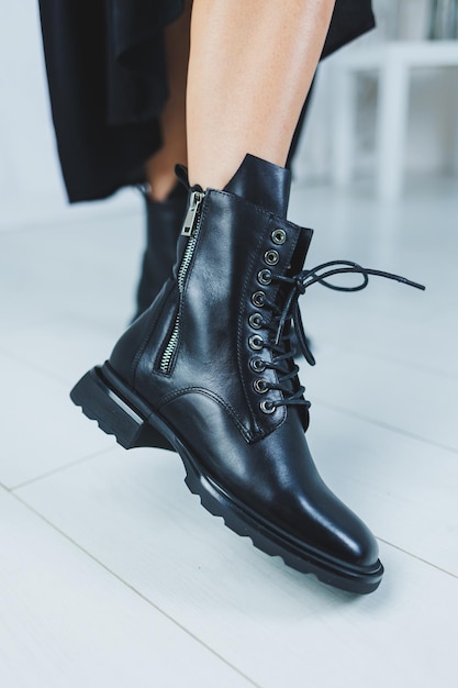 Botas de cuero de moda con cordones en la pierna de una mujer closeup moda Nueva colección de zapatos de mujer de otoño de cuero