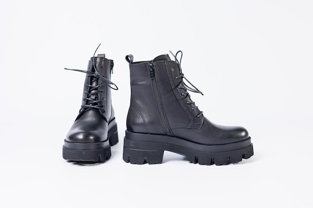 Botas de cuero negro para mujer sobre fondo blanco Zapatos y opciones para su diseño Zapatos de otoño Botas Botas de otoño Zapatos de cerca