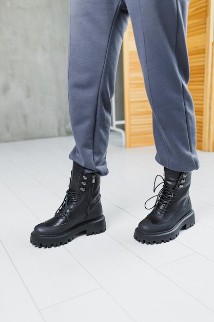 Botas de cuero negro en las piernas de las mujeres Nueva colección de zapatos cálidos de invierno para mujeres.