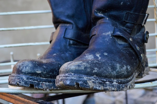 Botas de cuero sucias de cerca