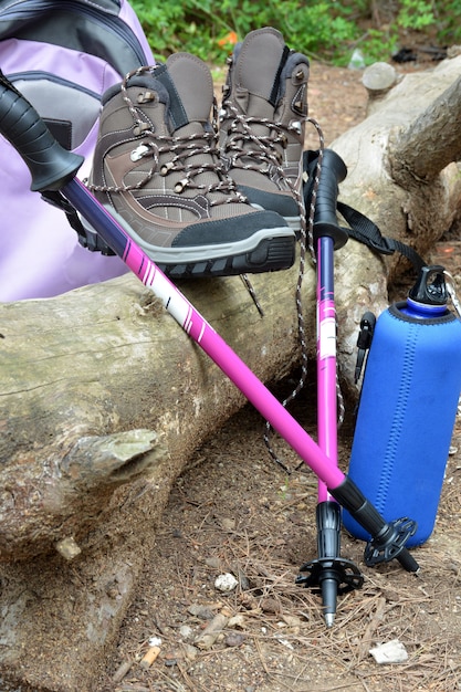 Botas de caminhada e posições de mochila na natureza