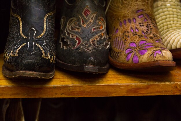 Botas de caubói em exibição na loja.