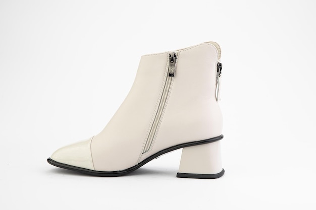 Botas de couro branco de tornozelo de outono feminino com zíper e saltos médios isolados de fundo branco Vista lateral esquerda Sapatos de moda