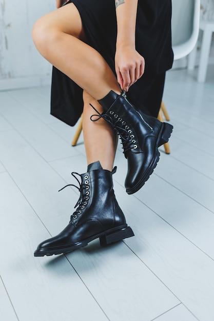 Botas de couro da moda com cadarços na perna de uma mulher na moda Nova coleção de sapatos femininos de outono de couro