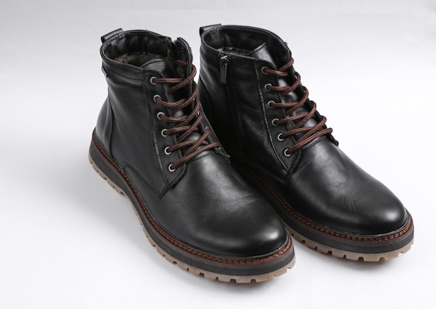 Botas de couro masculinas em um fundo branco