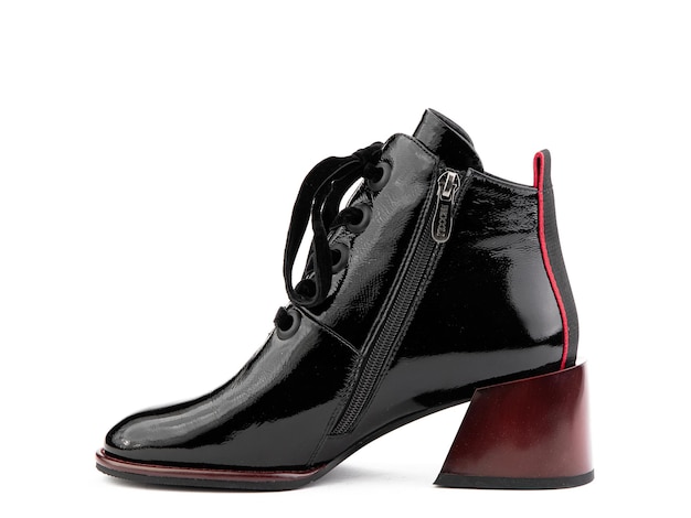 Botas de couro preto de tornozelo de outono feminino com zíper preto e saltos vermelhos médios isolados em branco